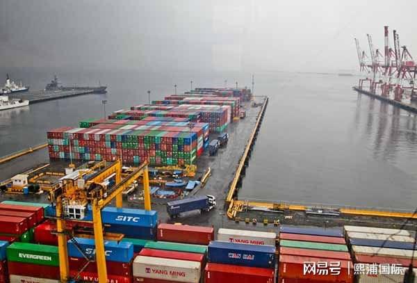 國際貨運中的費用解析 如何區分滯港費、滯箱費、堆存費及海上貨代